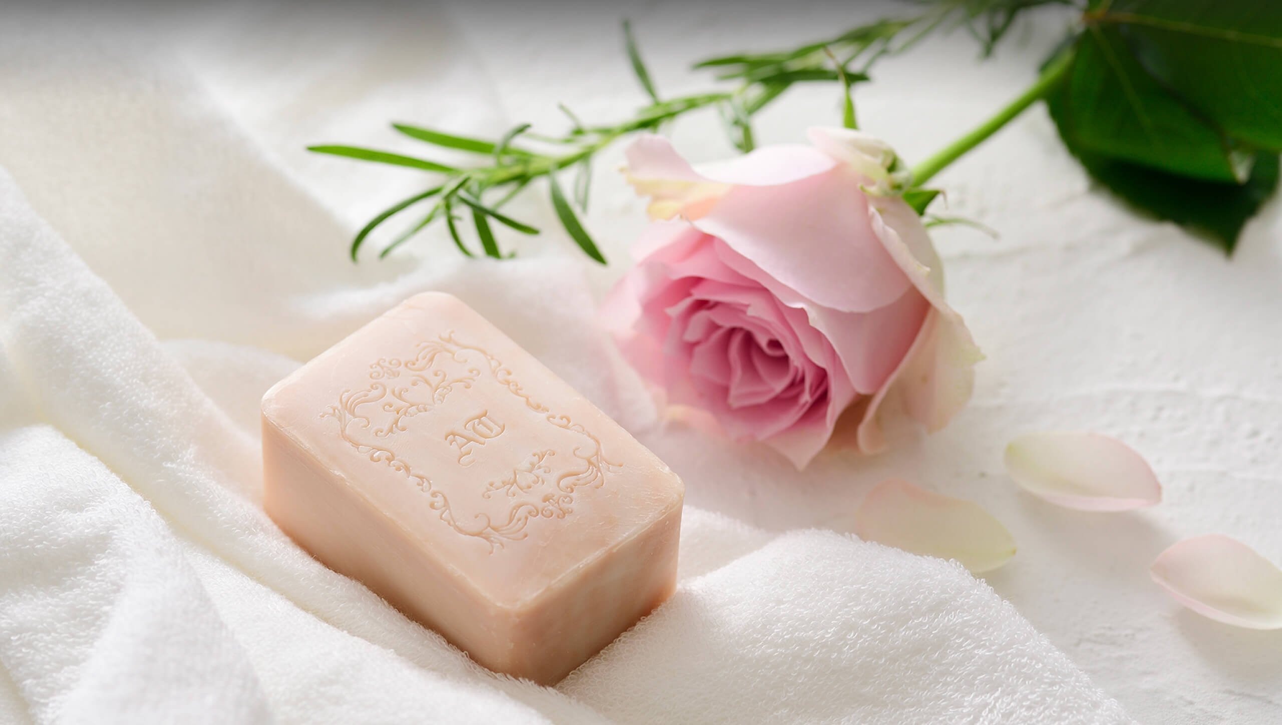洗顔で肌は変わる 天然保湿ソープ 薔薇はちみつ石鹸（こちらは従来商品です）